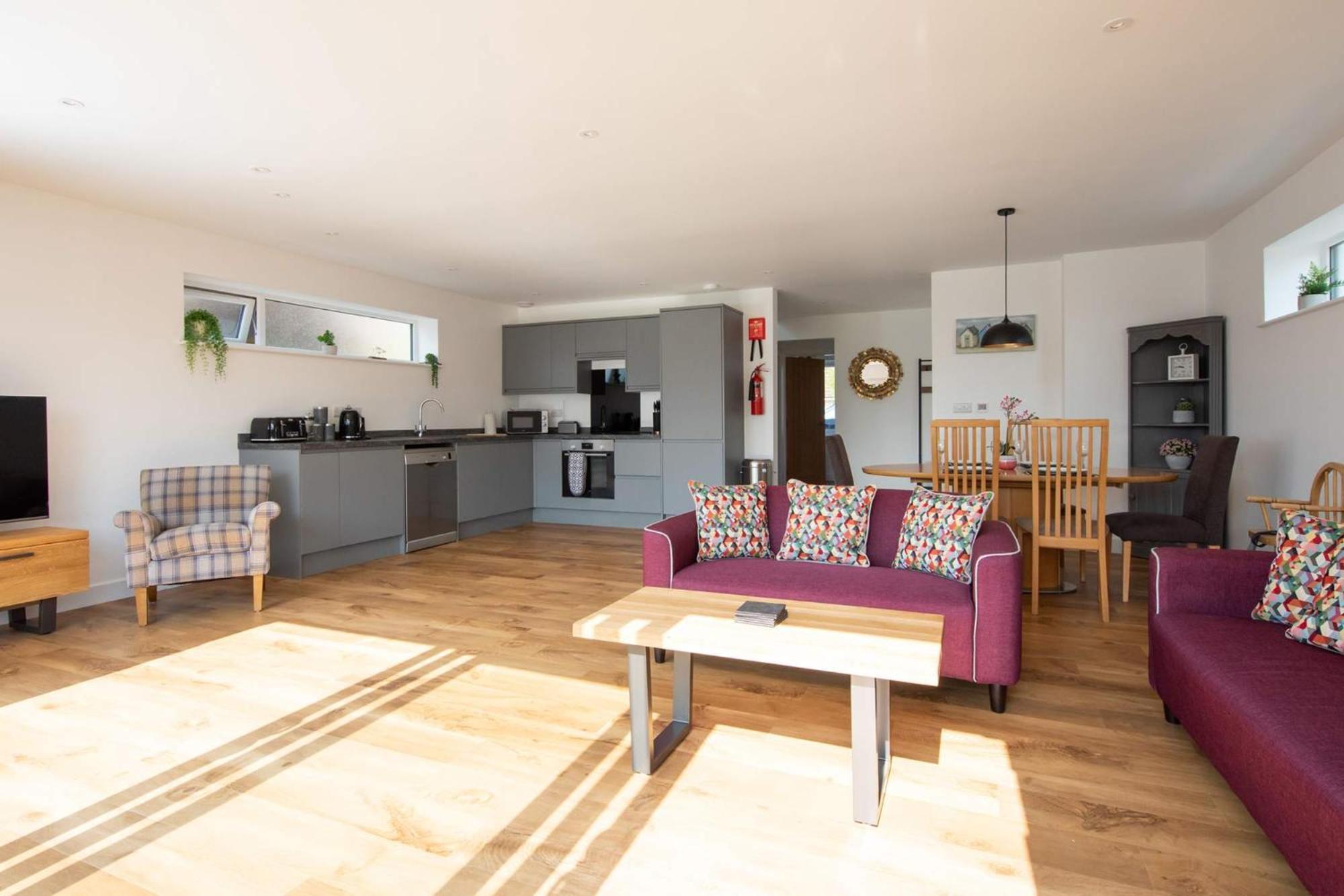 Surfer's Paradise Steps To Sleek&stylish Holiday home *